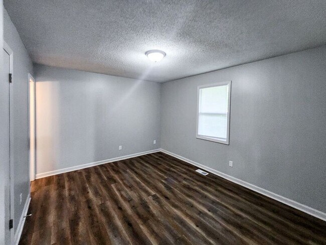 Building Photo - 703 W Creek Cir