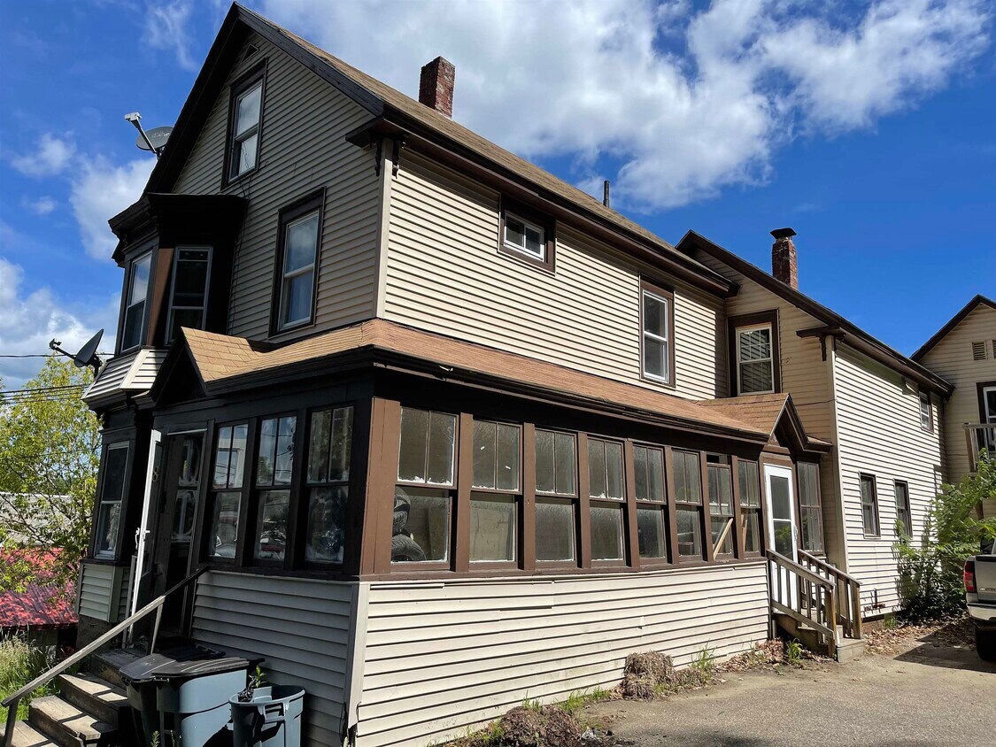 88 Clinton St, Laconia, NH 03246 Room for Rent in Laconia, NH