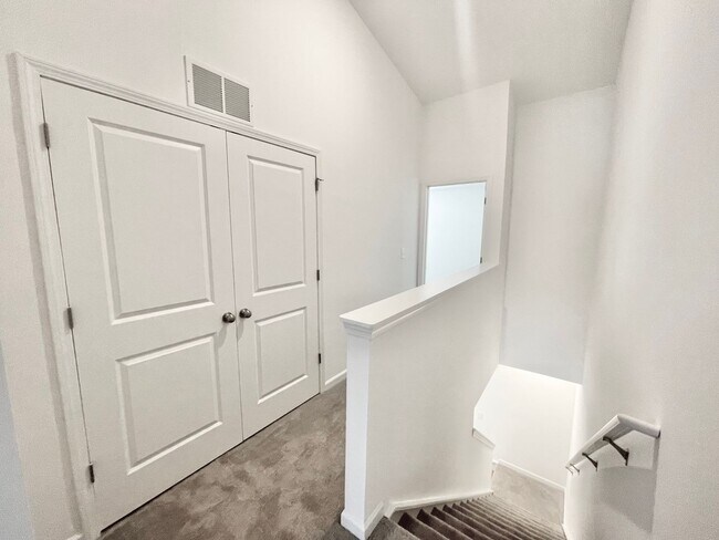 Foto del edificio - 2 br 2.5 ba townhome, close to I-85, dining and shopping -AVAILABLE January 31st