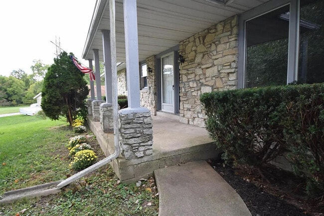 Building Photo - 4304 E Maple Manor Pkwy