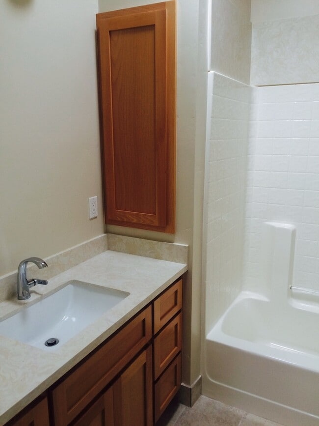 Foto del edificio - Updated 2 Bedroom, 1.5 Bathroom with Indoo...