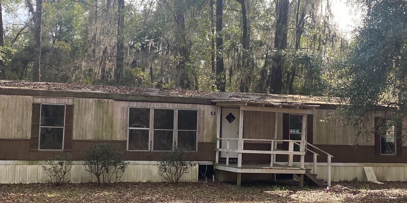 Primary Photo - Handyman special 3 bed 2 bath Lease to pur...