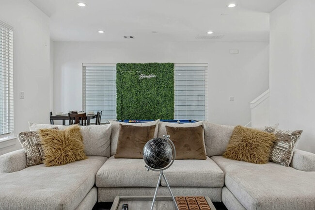 Building Photo - 3020 Live Oak St