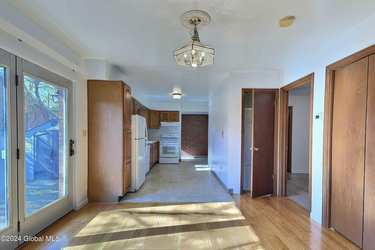 18 Peter Dr Unit A, Colonie, NY 12205 Room for Rent in Colonie, NY