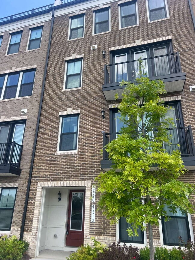 Foto del edificio - Brand-New Luxury 3BR Townhome-Style Condo ...