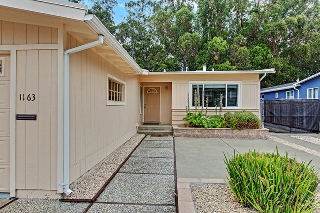 Building Photo - 1163 Crespi Dr