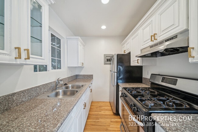 Building Photo - 710 Westmount Dr