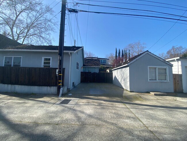 Building Photo - East Sacramento Beauty