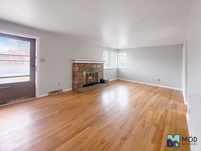 Foto del edificio - $0 DEPOSIT OPTION. CHARMING BRICK RANCH WITH FINISHED BASEMENT ON LARGE CORNER LOT NEAR DOWNTOWN ...