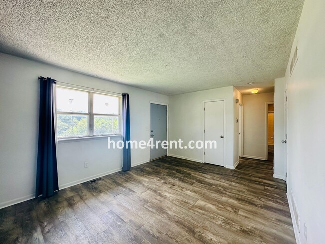 Building Photo - Raised Ranch Style Home in KCK w/ a Finish...