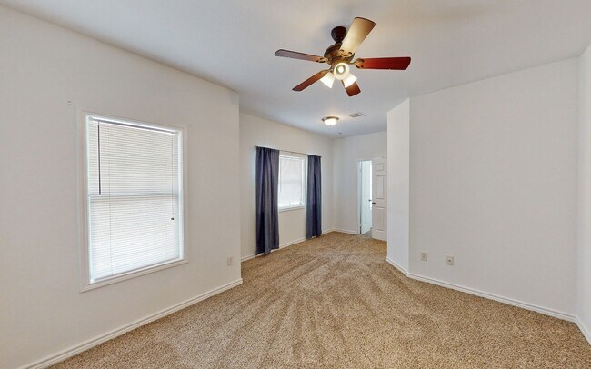 Foto del edificio - One Block to A&M! Kyle Field walking distance! Newly remodeled, all appliances, 5 bd/4 bth across...