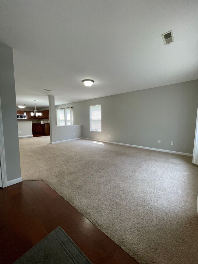 Foto del edificio - Four Bedroom Home in Applegate Neighborhood