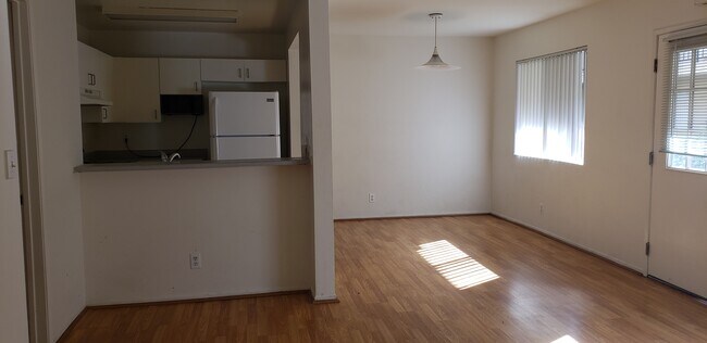 Building Photo - 326 S Manhattan Plz