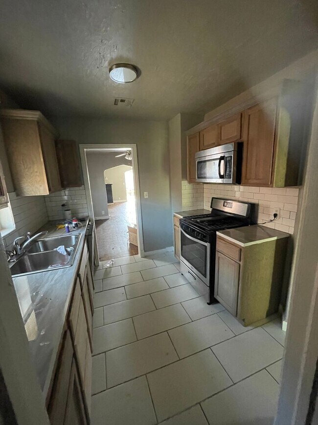 Building Photo - 5 bed 2 bath house for rent in great upcom...