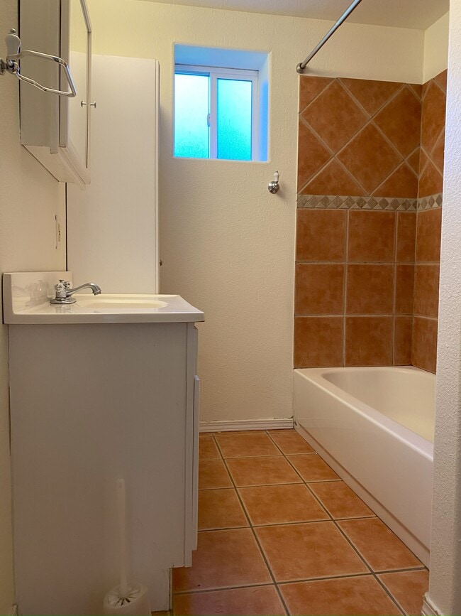 Foto del edificio - 11425 Juanita Dr NE