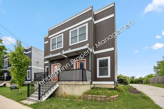 Building Photo - 739 Bates St SE