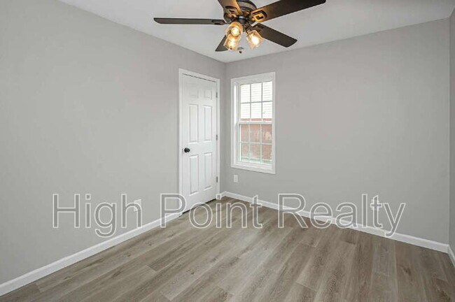 Foto del edificio - 85 Smith Glen Dr