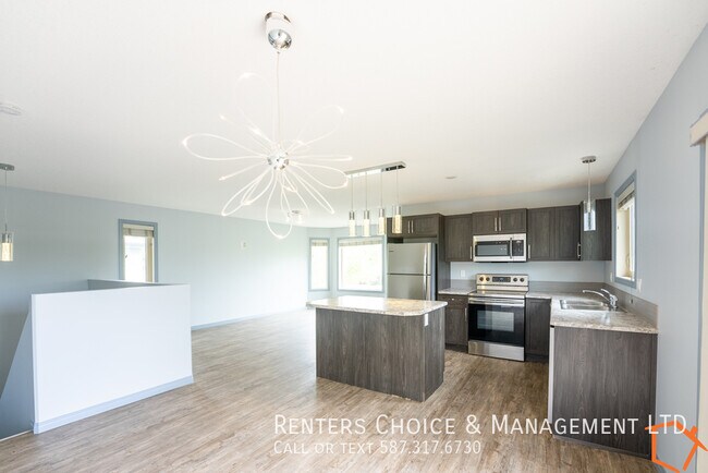 Photo du bâtiment - Executive Home in Coaldale with Extra Park...