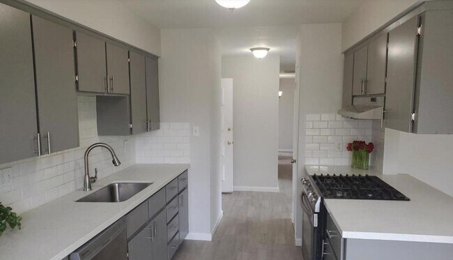 Building Photo - 5833 E Pontiac Way