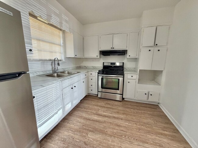 Building Photo - 3 bed Fresh inside!