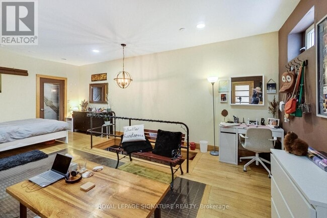 Building Photo - 6 Littlehayes Ln