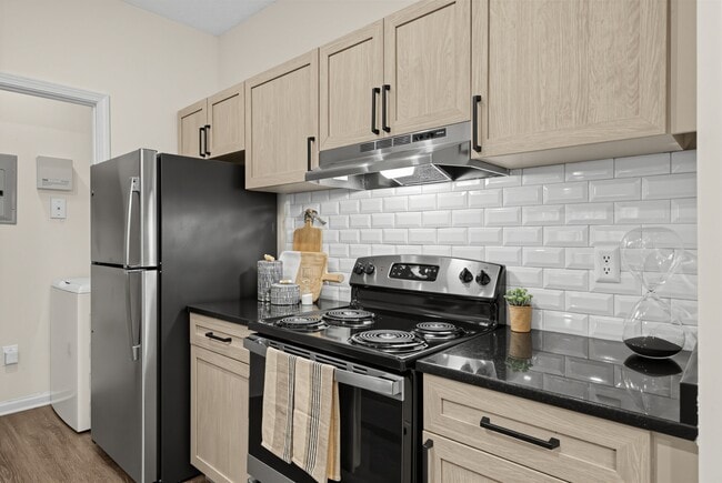 Highland Square - Highland Square Apartments