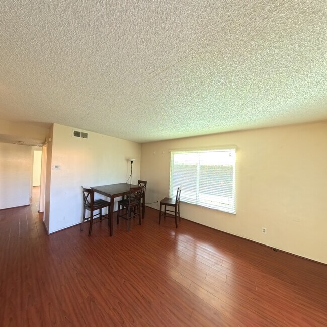 Building Photo - 5518 Dobbs St