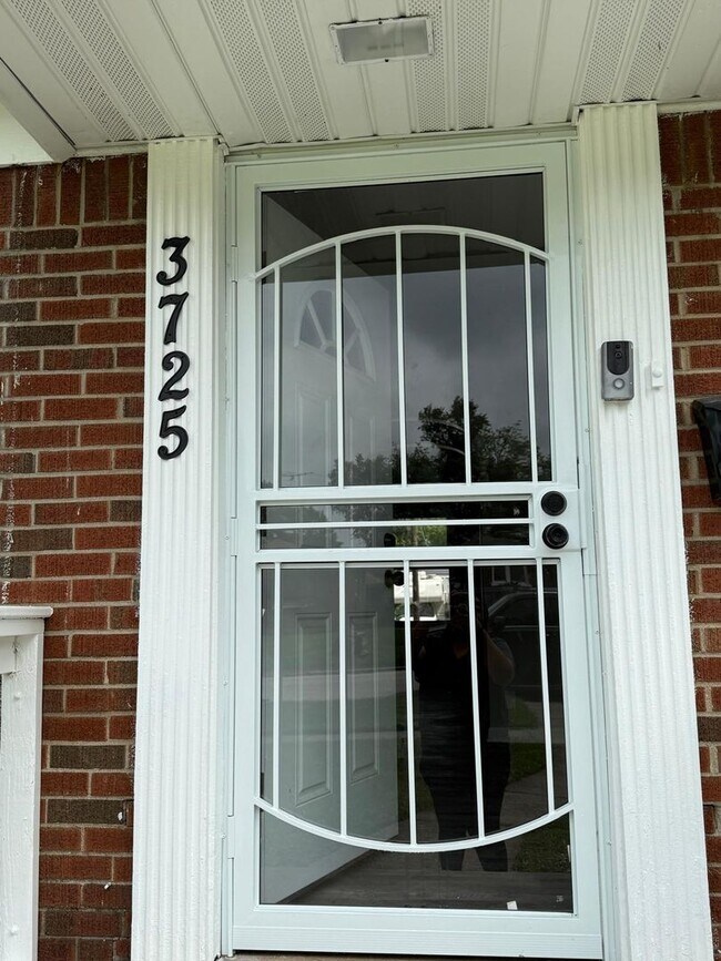 Foto del edificio - 5-Bedroom 2-Bath Completely Renovated!