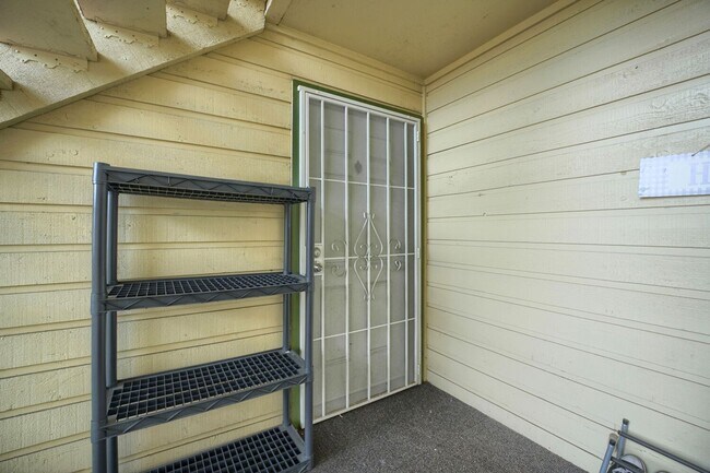 Foto del edificio - AVAILABLE NOW! 2BR/2BA Condo – Awesome Location! Glossy Hardwoods, Granite Countertops, W/S/G Inc...