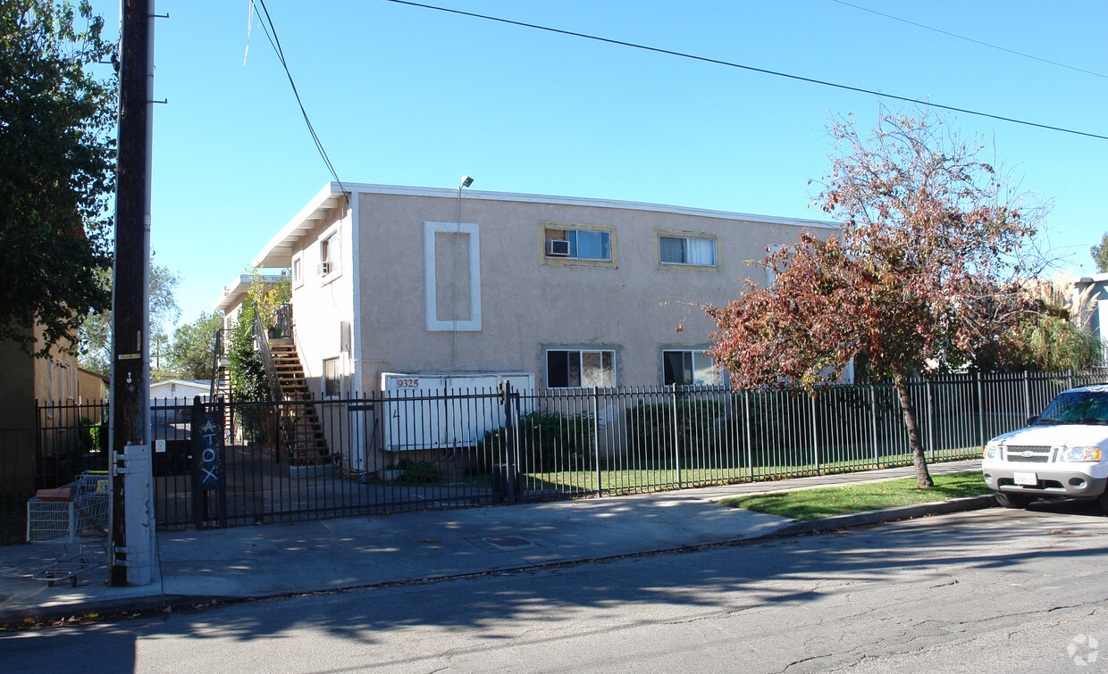 Foto principal - 9325 Sylmar Ave