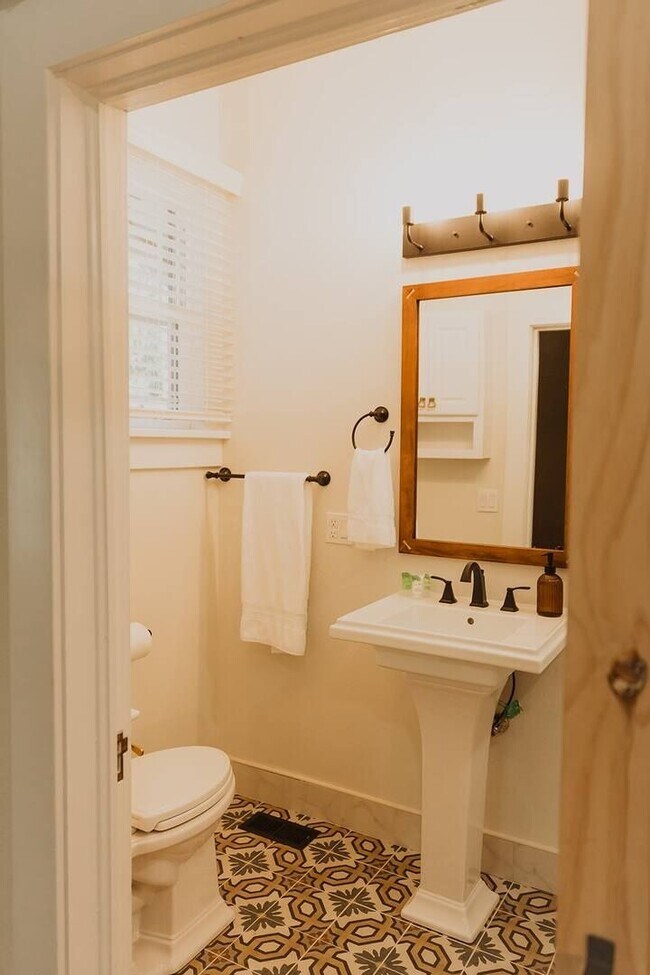 Foto del edificio - Historic Charm Meets Modern Comfort – Fully Furnished