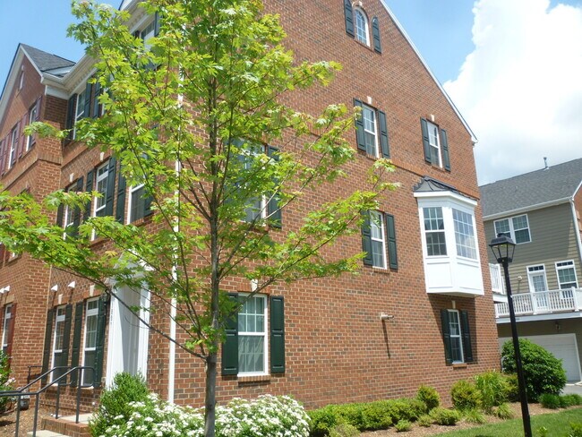 Building Photo - Must-See Townhome in West Broad Village