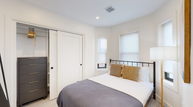 Foto del edificio - 353 E 8th St