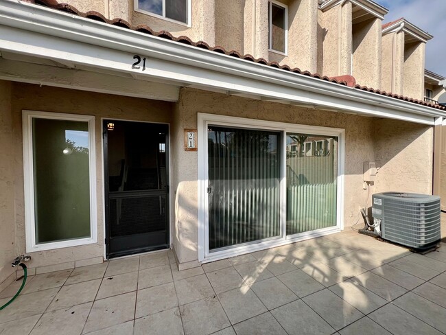 Building Photo - Large 3 bedroom townhome available in Buen...