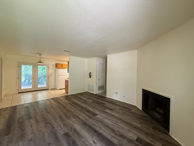 Building Photo - 225 Bluebird Ln