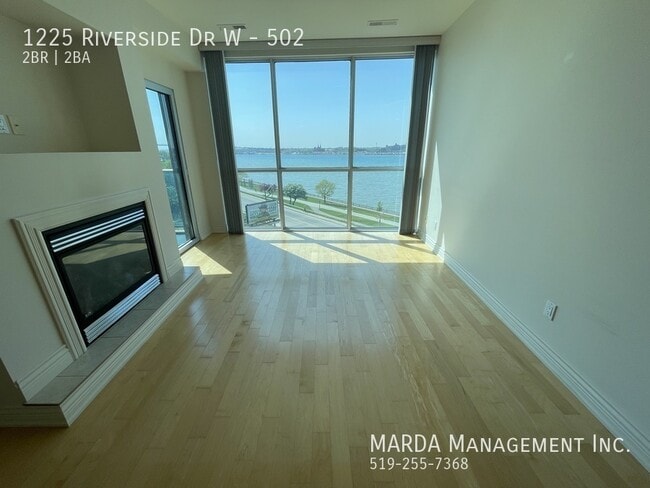 Photo du bâtiment - WATERFRONT CONDO 2 BED/2 BATH CONDO -RIVERSIDE DR + HYDRO & GAS!