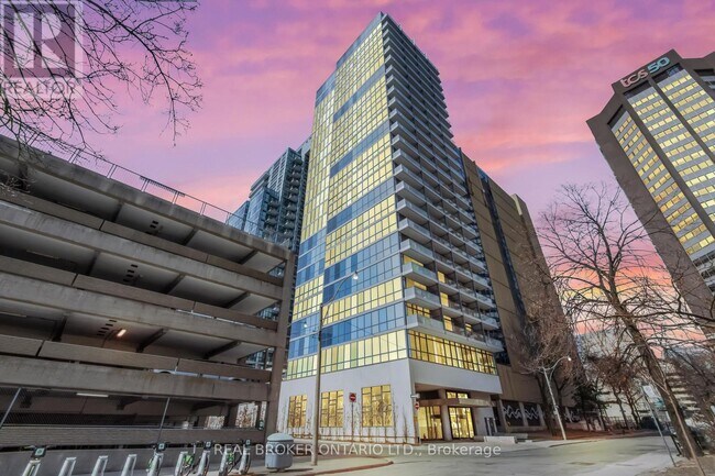 Photo du bâtiment - 210-1210 Simcoe St