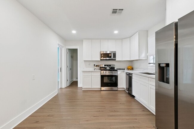 Building Photo - 839 Behrman Ave