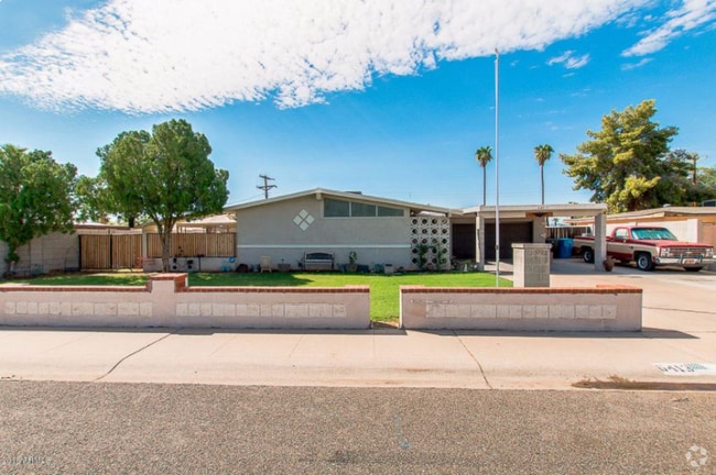 Building Photo - 6413 W Glenrosa Ave