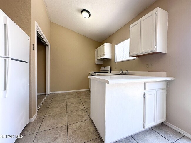Building Photo - 3526 Oasis Dr