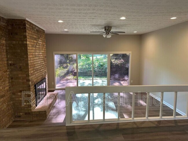 Foto del edificio - 1693 Briarbend Ct