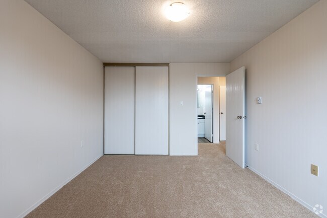 2 chambres, 1 salle de bain - 900 pi2 - Chambre - Highview Glen