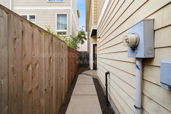 Building Photo - 2323 Sperber Ln