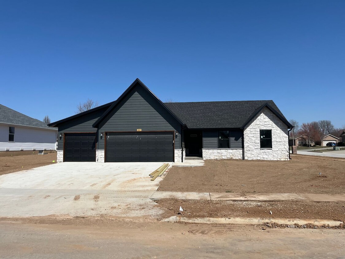 Foto principal - Brand new, 3-bed, 2-bath home in Springfie...