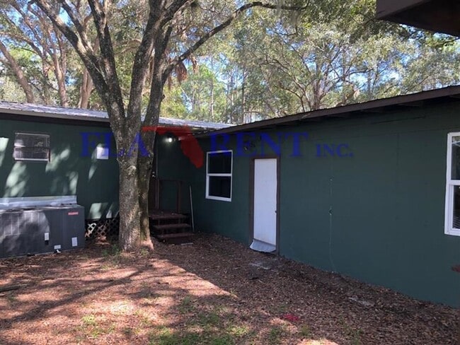 Building Photo - **Large 3/2 Lake front home on spacious, s...