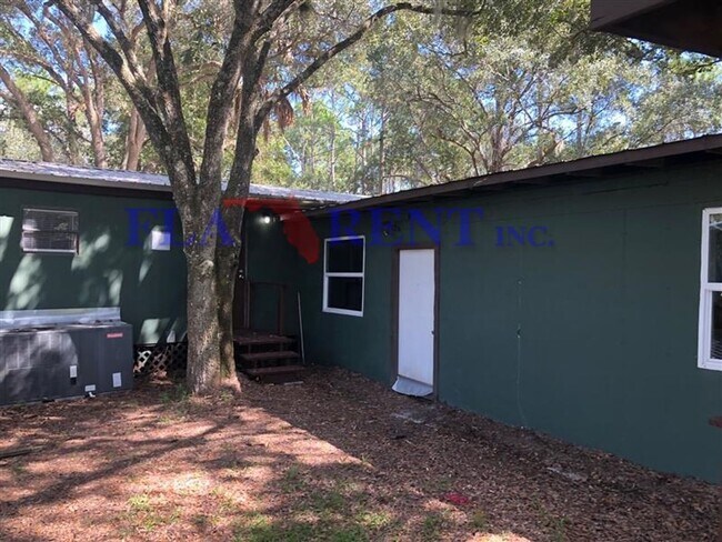 Foto del edificio - **Large 3/2 Lake front home on spacious, s...