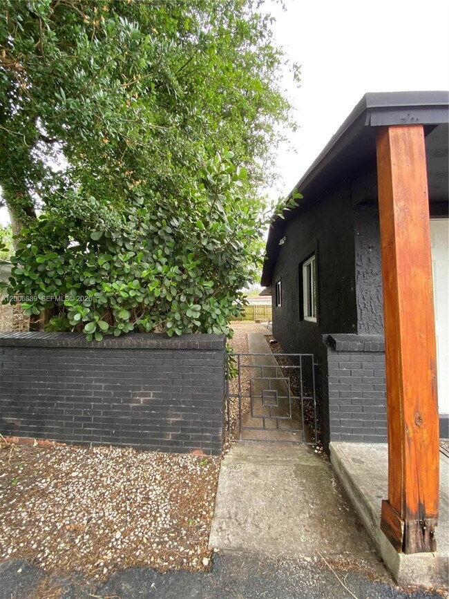 Foto del edificio - 6132 SW 39th St