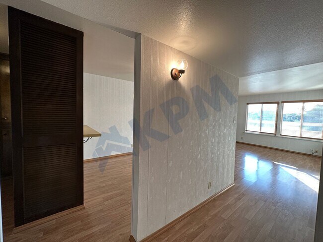 Building Photo - Downstairs Lakefront 2-Bedroom 2-Bath Nort...