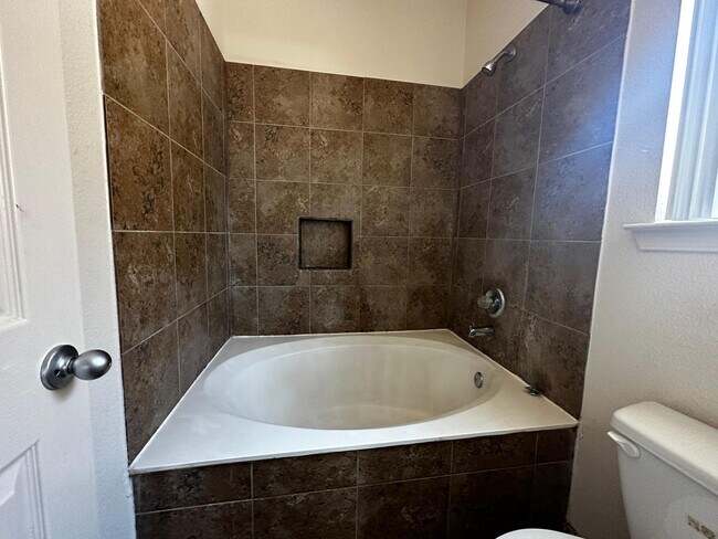 Foto del edificio - 5017 Lone Cactus Ct