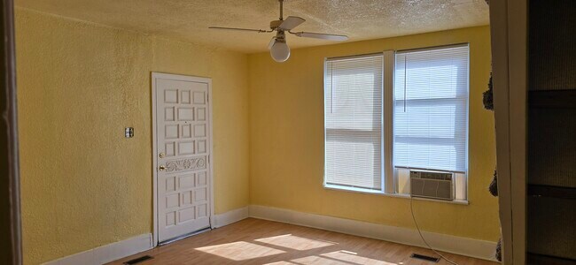 Sala de estar - 534 Windsor St E